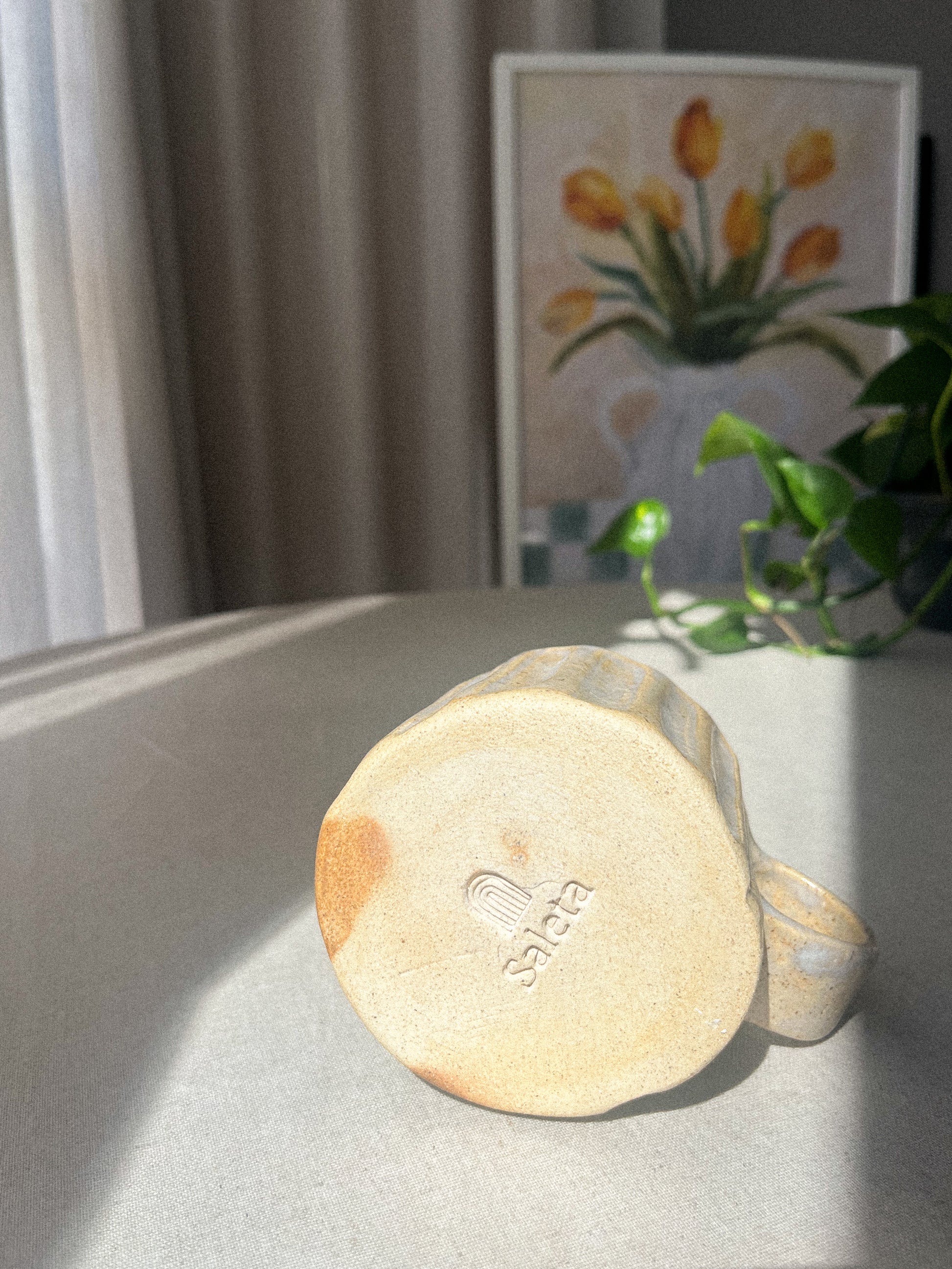 Taza tallada de cerámica grande para café hecha a mano sello