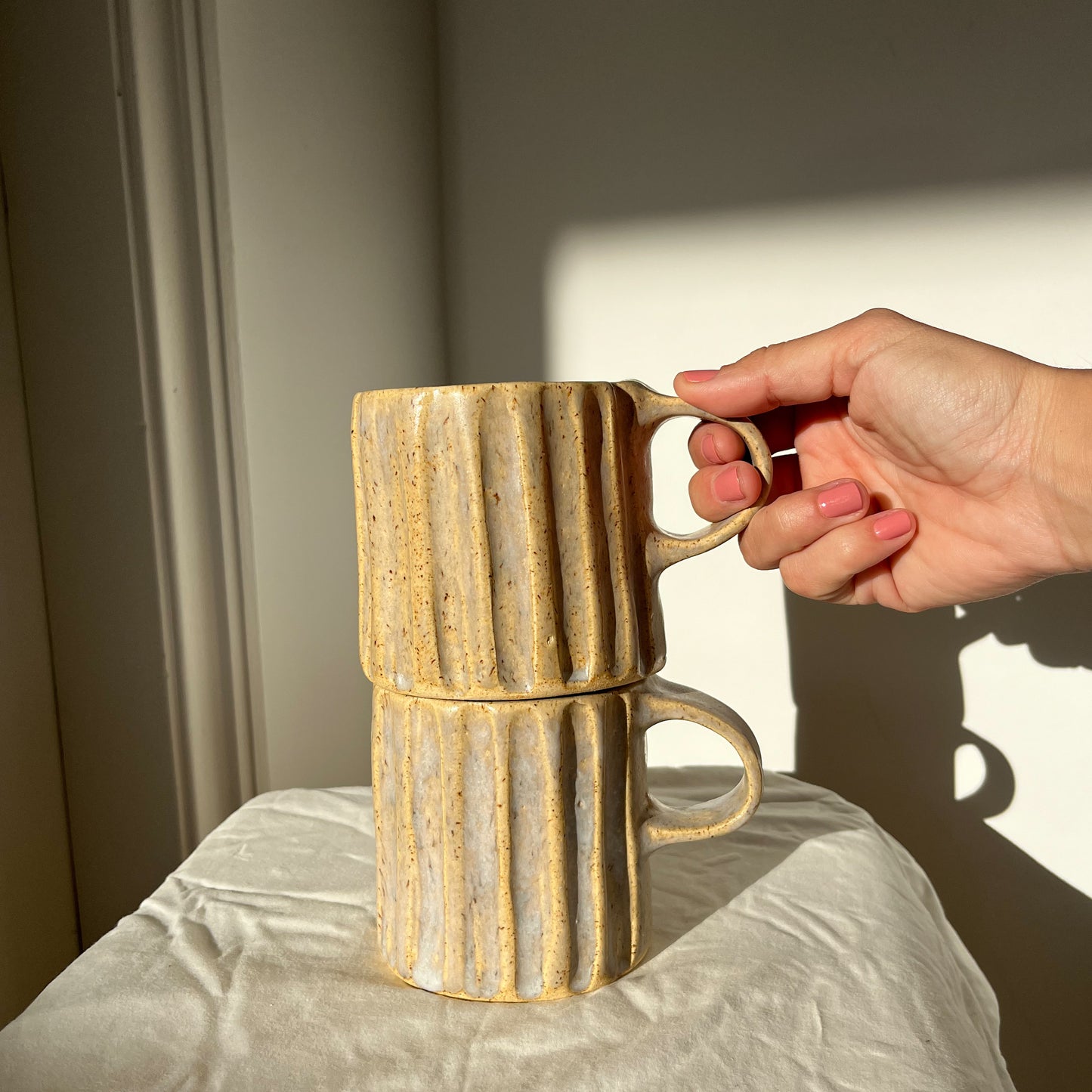 Taza tallada de cerámica grande para café hecha a mano