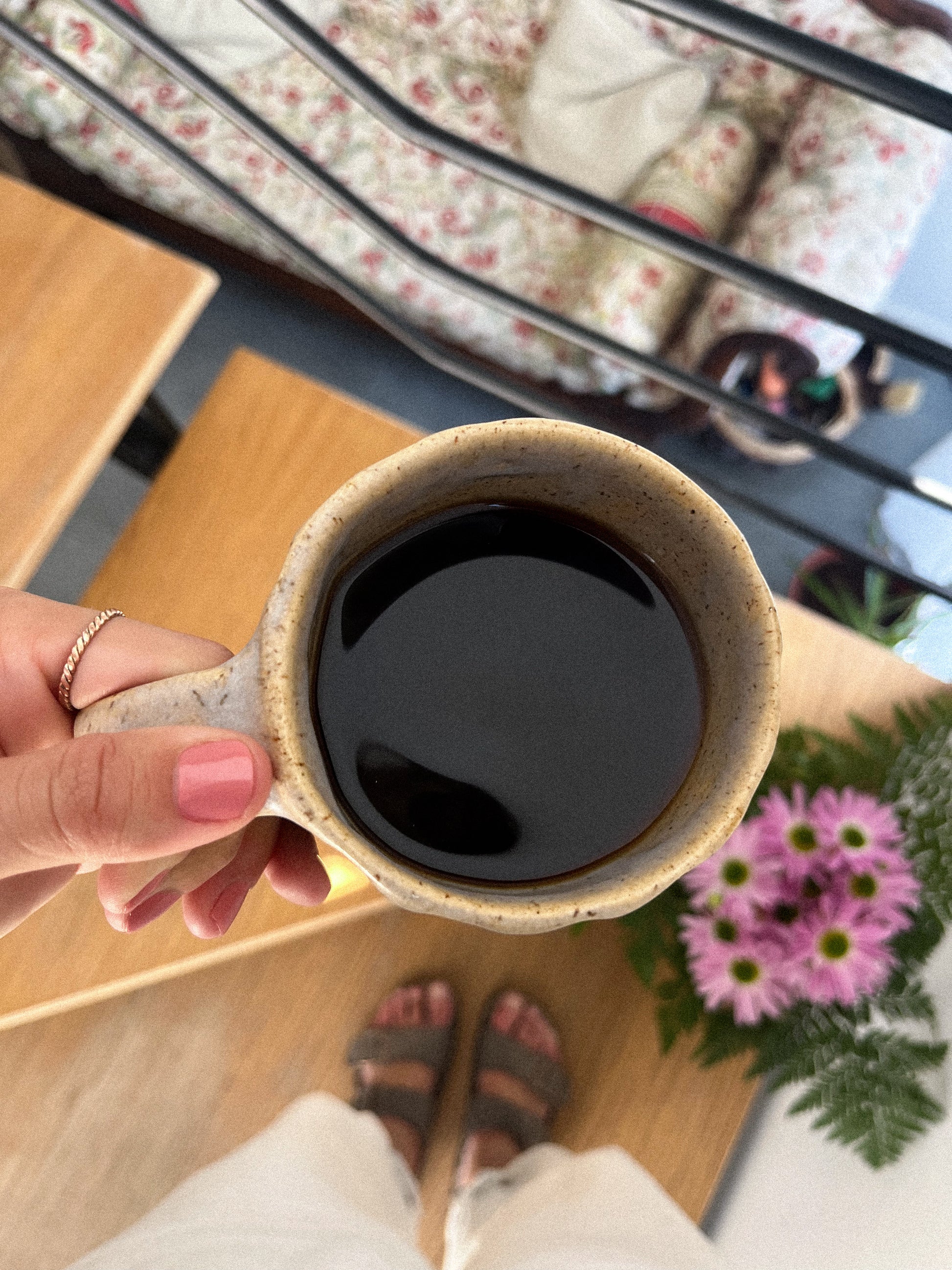 Taza tallada de cerámica grande para café hecha a mano