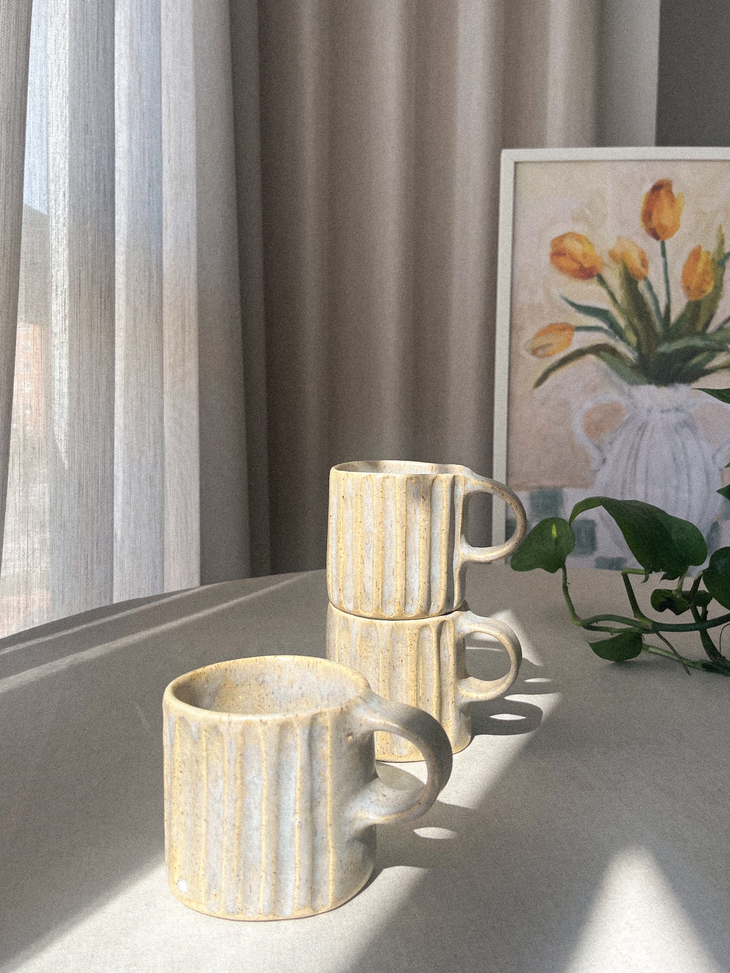 Taza tallada de cerámica grande para café hecha a mano