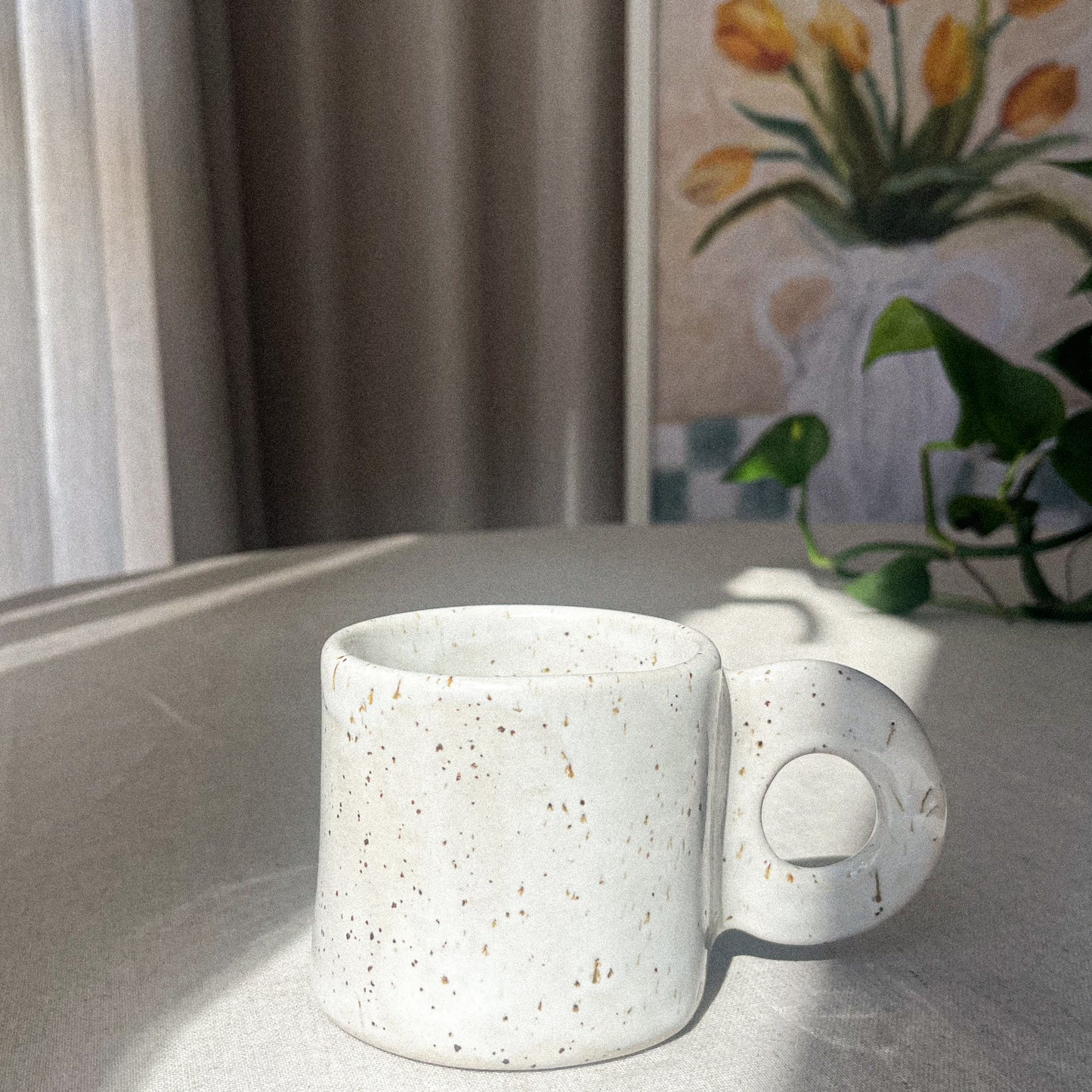 Taza hecha a mano color blanca con puntitos