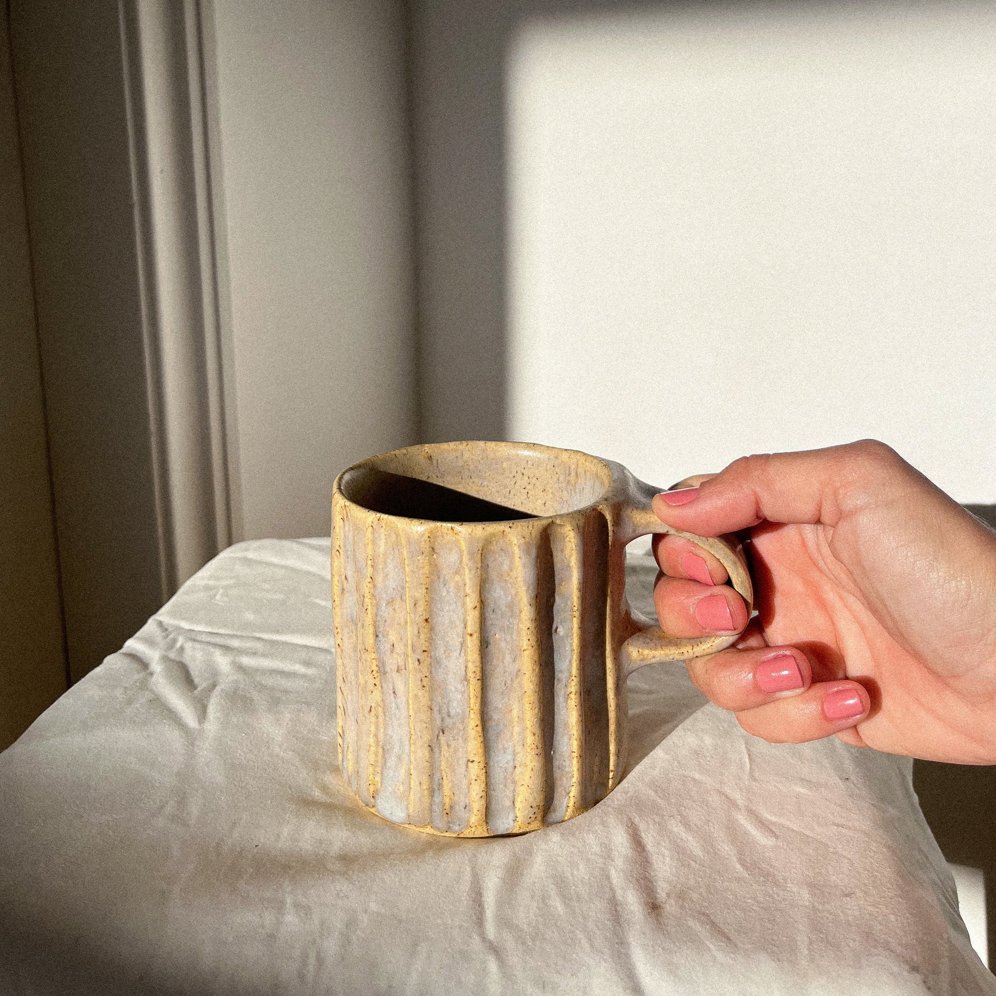 Taza tallada de cerámica grande para café hecha a mano 